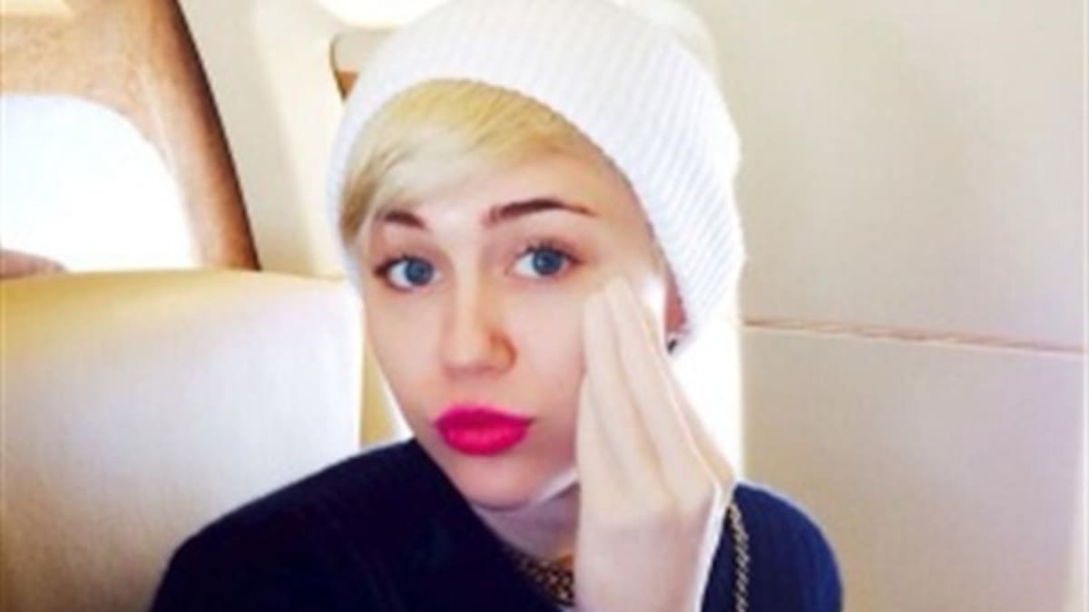 Miley Cyrus posa con un consolador en forma de mano