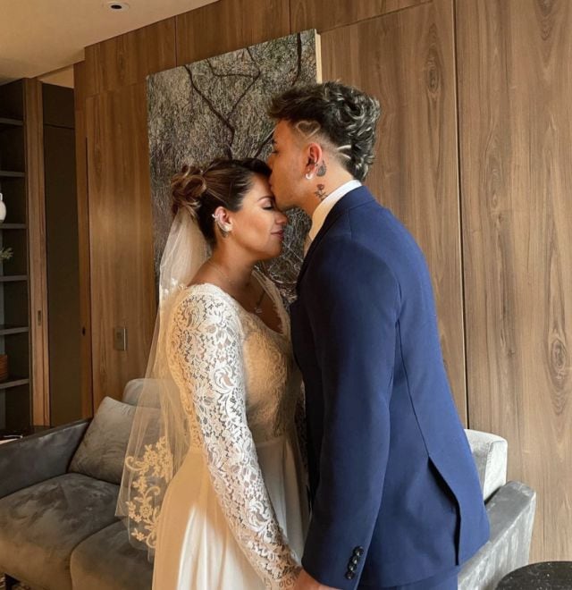 Youtuber entrega a su mamá en el altar a su nueva esposa