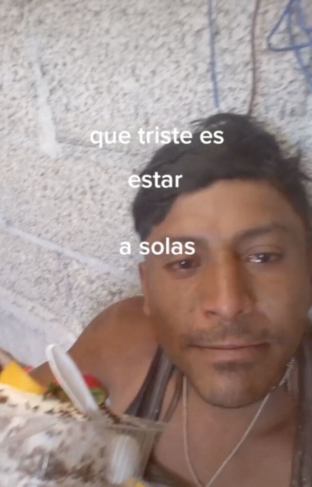 Joven albañil llora porque no tienen con quién celebrar su cumpleaños