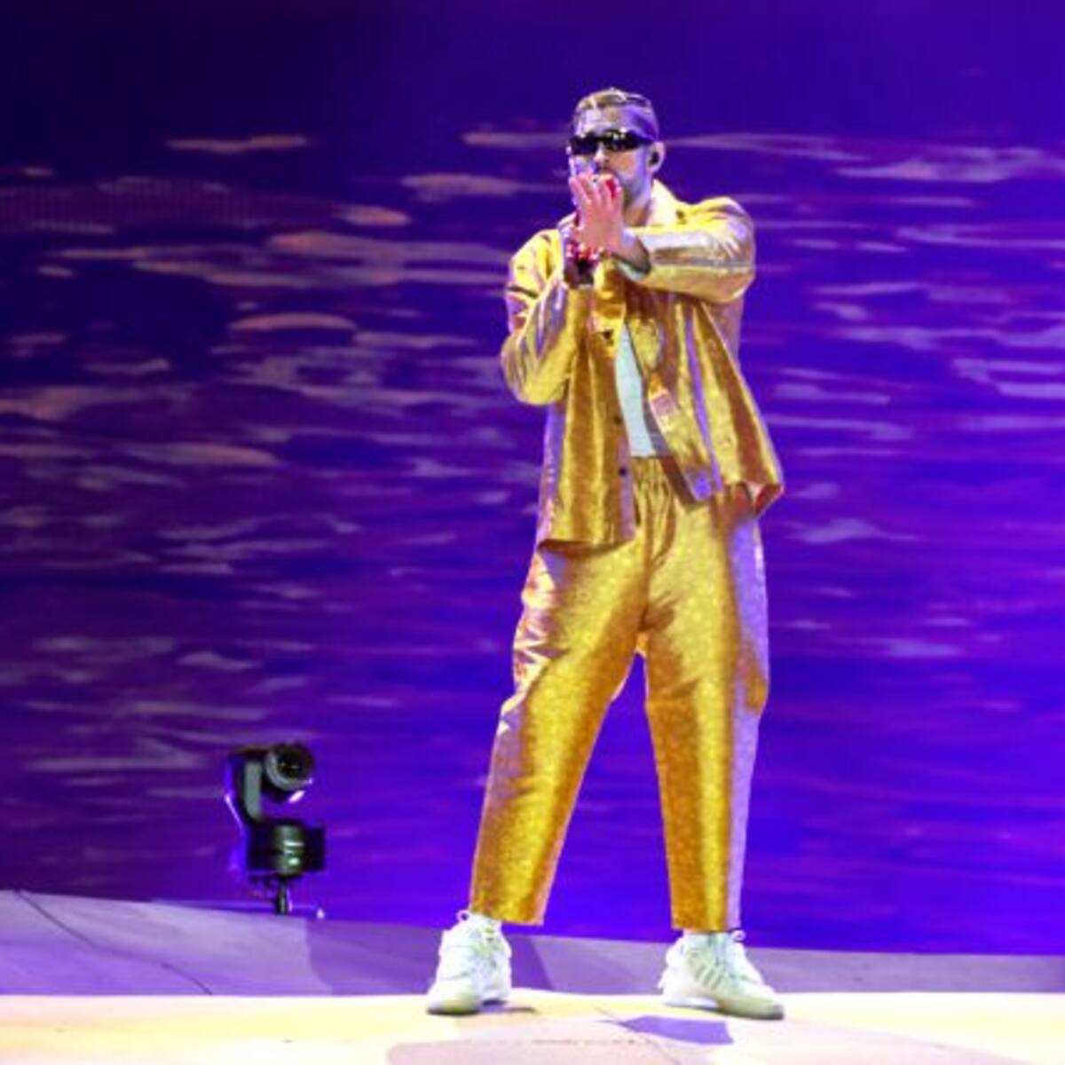 Fan mexicana sube al escenario y se decepciona al oler a Bad Bunny
