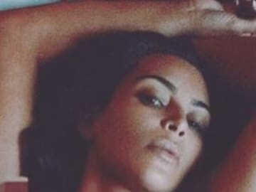 Kim Kardashian sorprende con provocativa foto en la cama