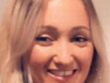 A ESTA MUJER EL TIEMPO LA HACE MÁS JOVEN