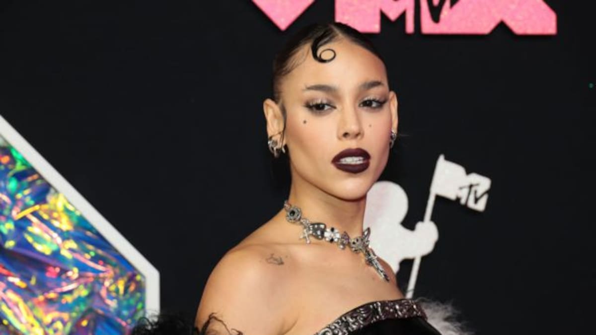 “Los miedos no se van, hasta que los asustas”: Danna Paola brilla al interpretar el Himno Nacional