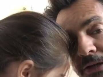 Así se divierten Eugenio Derbez y Aitiana en el baño