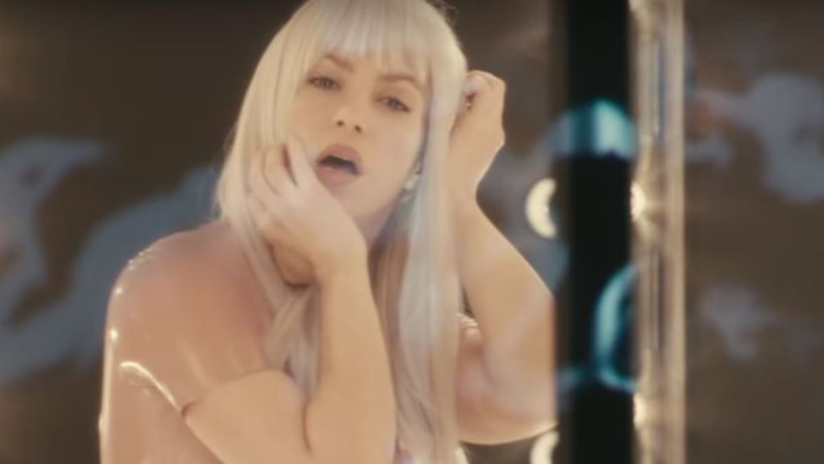 Piqué presume videoclip de Shakira con la escena más sensual