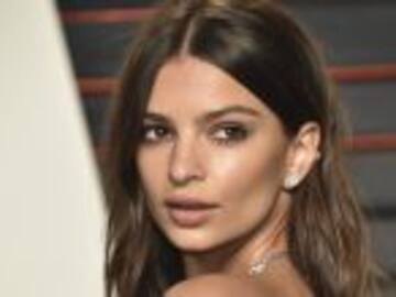 Emily Ratajkowski tiende su ropa en lencería