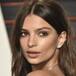 Emily Ratajkowski tiende su ropa en lencería