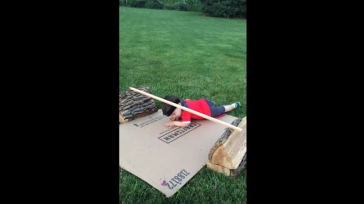 Entrenamiento ninja de un niño causa ternura en la red