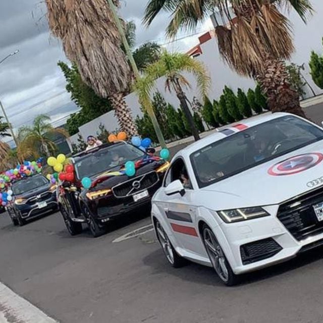 Algunos autos de lujo pero ninguno tan valioso como el triciclo