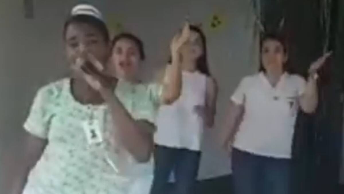 Trabajadoras del IMSS publicitan campaña de vacunación al ritmo de Rosalía