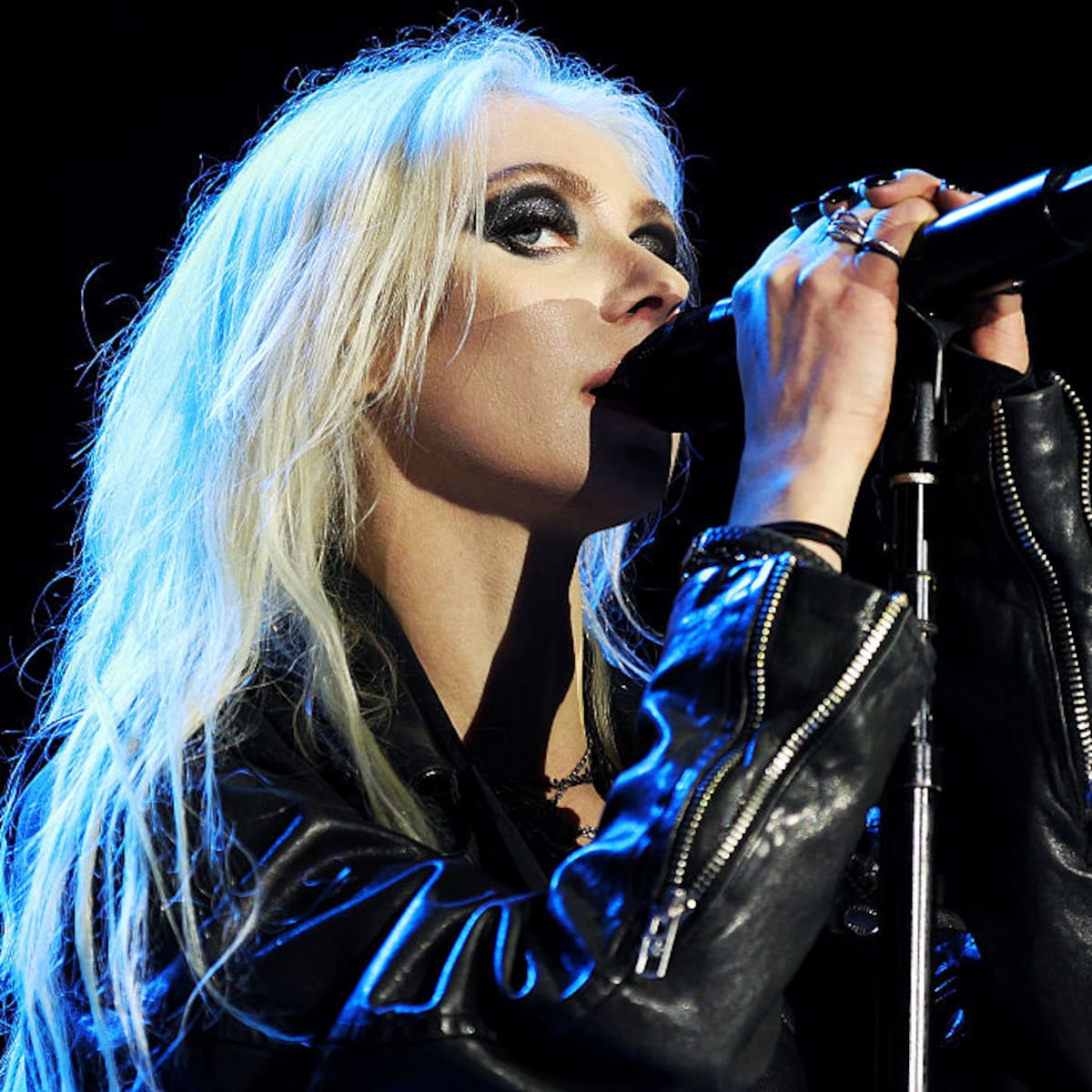 La oscura teoría viral sobre Taylor Momsen tras ser atacada por un murciélago y una araña en conciertos de AC/DC