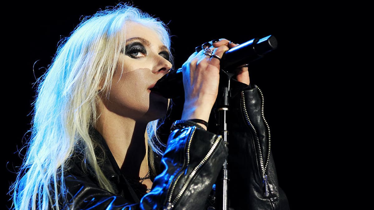 La oscura teoría viral sobre Taylor Momsen tras ser atacada por un murciélago y una araña en conciertos de AC/DC