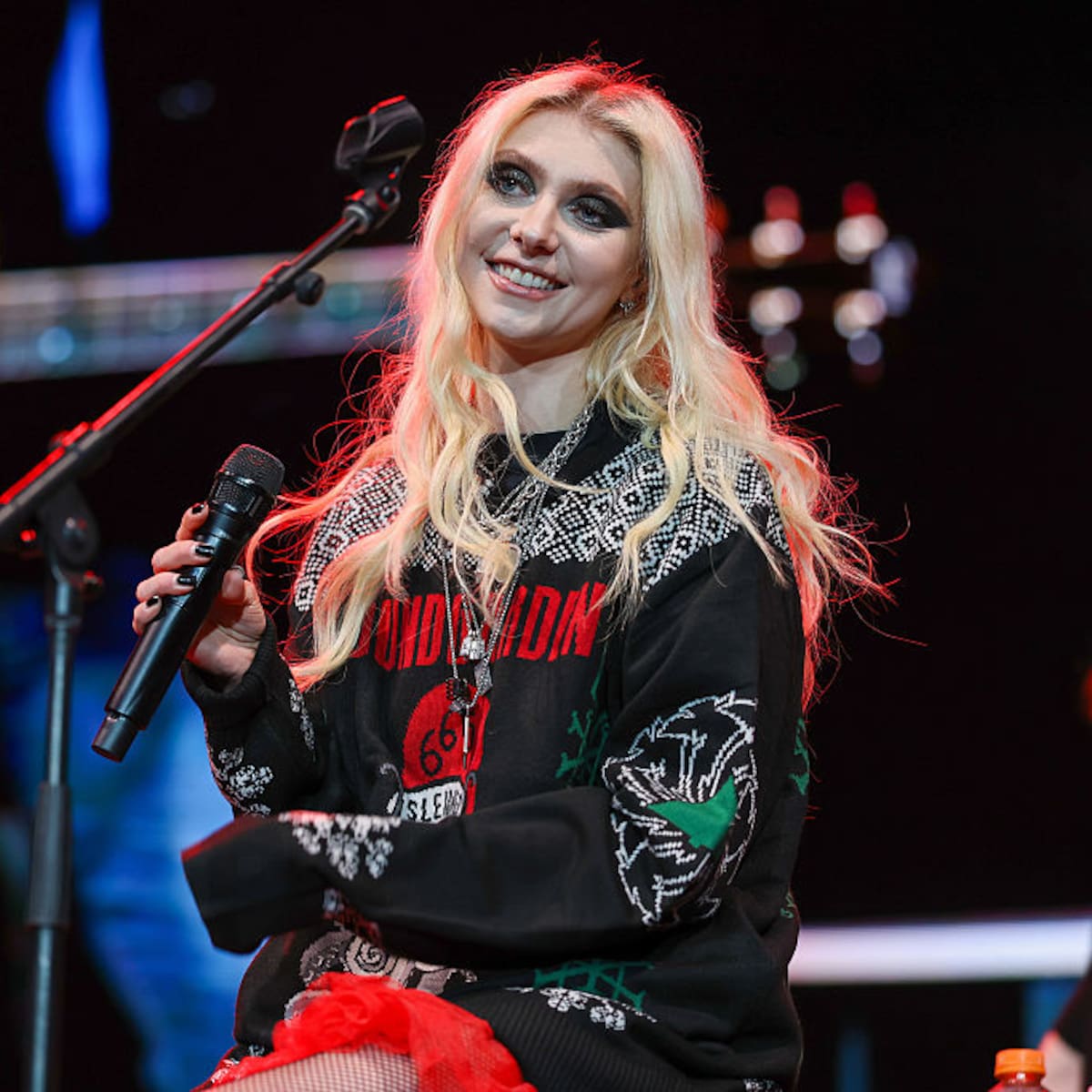 Tras ser hospitalizada por una mordedura de araña, Taylor Momsen siguió con el show y así abrió el último concierto de AC/DC