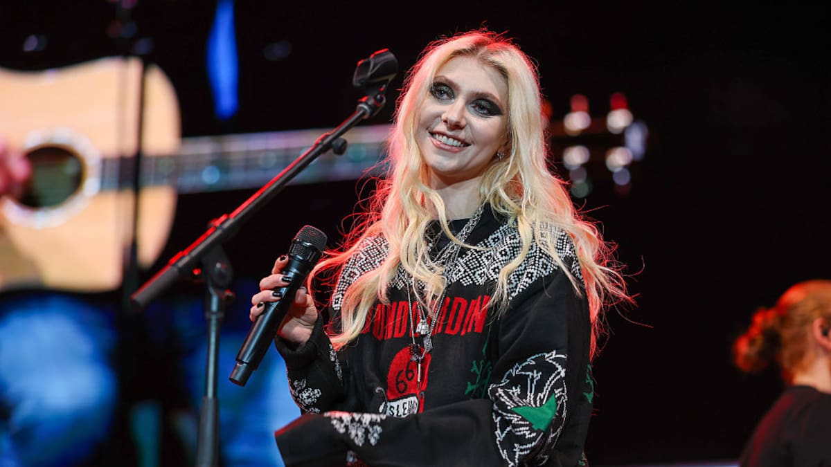 Tras ser hospitalizada por una mordedura de araña, Taylor Momsen siguió con el show y así abrió el último concierto de AC/DC
