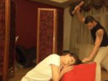 Hombre corta el pelo con hacha en lugar de tijeras