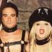 Kaley Cuoco sorprende con atuendo subido de tono