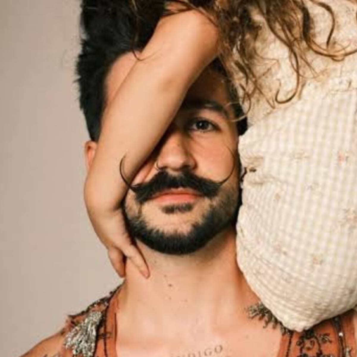 Camilo convierte el amor por sus hijas y su esposa en “Para cuando sean mayores”, su nuevo álbum