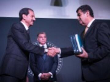 Alcalde usó dinero público para que su esposa viajara