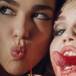 Miley Cyrus y Dua Lipa lanzan "Prisoner" con polémico video