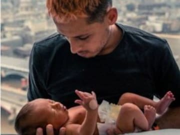 Con estas fotos el bebé de "Chicharito" enamora las redes sociales