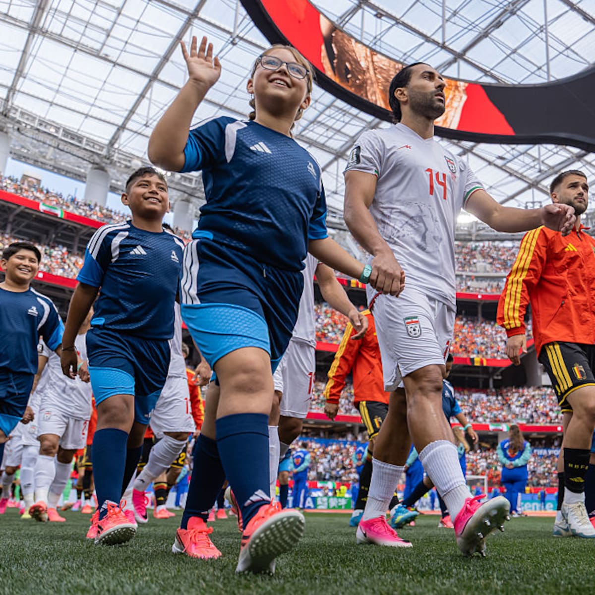 ¿Por qué los futbolistas entran a la cancha con niños en el Mundial? Esto es lo que nadie te dijo de esta tradición de la FIFA