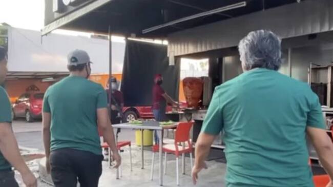 Recrean Luz Roja, Luz Verde en taquería