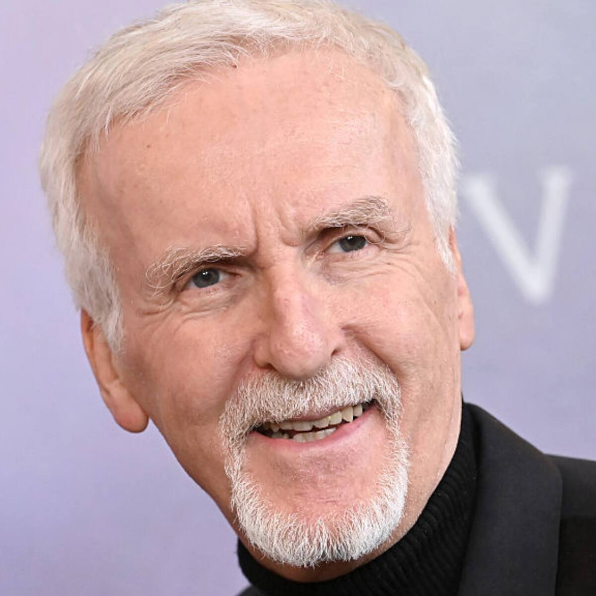 James Cameron advierte: La compra de Warner Bros por Netflix sería un "desastre" para el cine