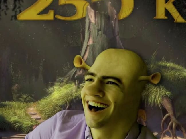 Por llegar a 250 mil seguidores, cumplió la promesa de recrear Shrek en vivo