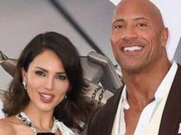 Eiza González enseña español a Dwayne Johnson "La Roca"