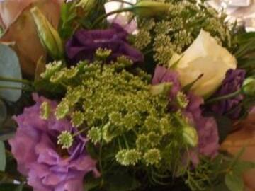 Se agarran a chongazos por el centro de mesa