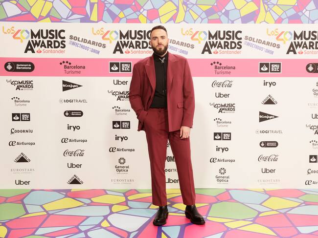 El productor de 'Del 40 al 1 Coca Cola' y locutor de LOS40 España ha optado por un traje chaqueta en color burdeos muy elegante. ¡Menuda percha gasta nuestro Félix Castillo!