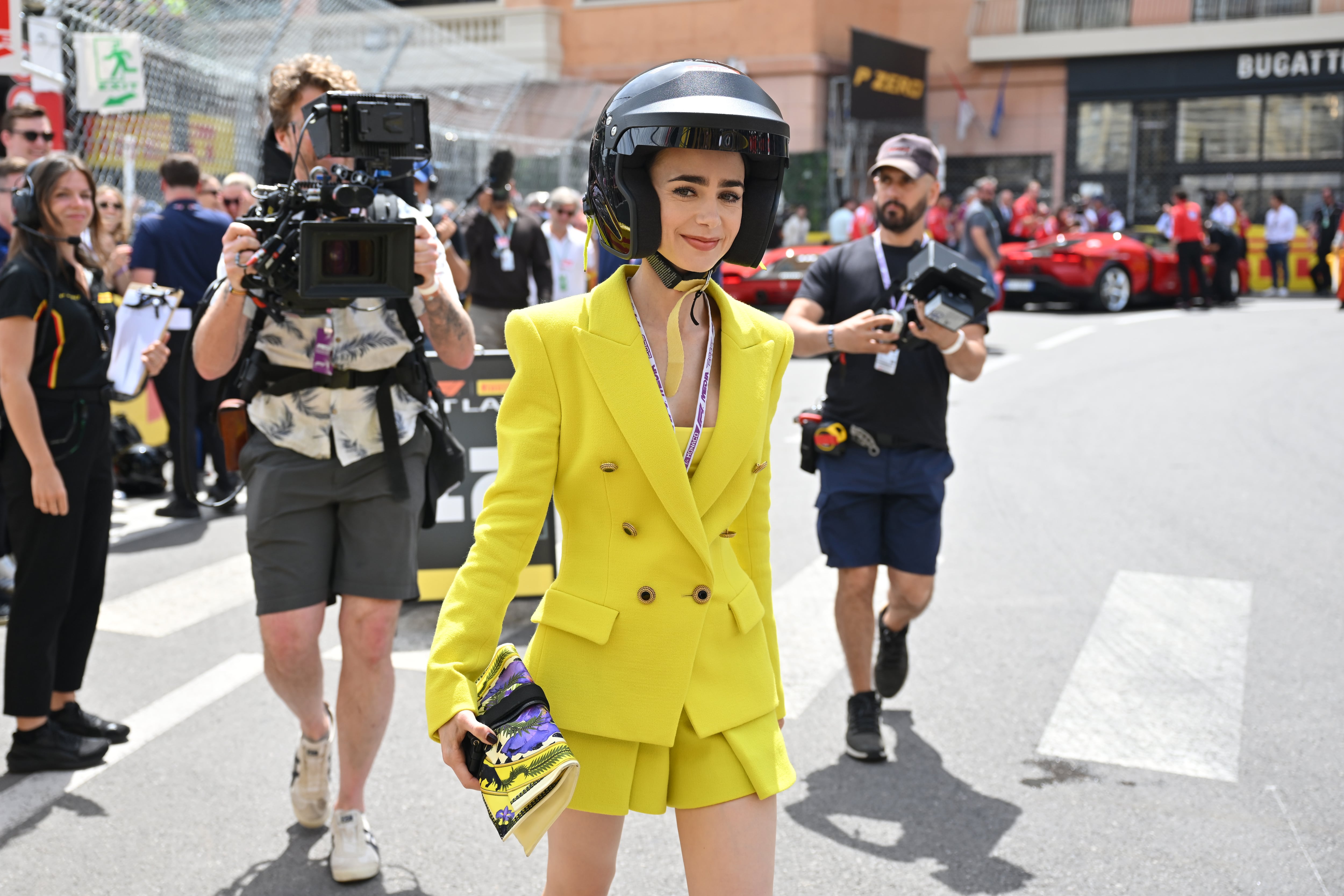 Lily Collins en el Paddock de Mónaco