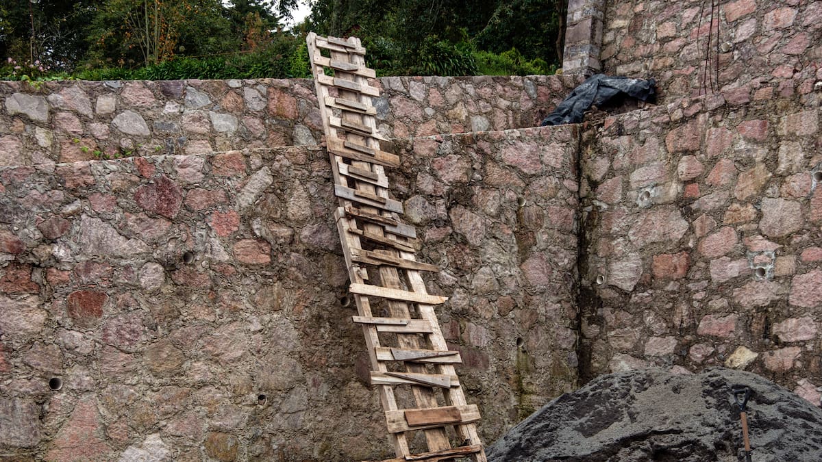 ¿Por qué es mala suerte pasar debajo de una escalera? Este es el origen de esta superstición, la cual persiste hasta nuestros días