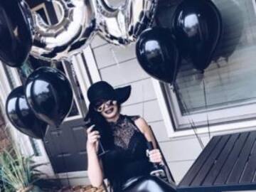 Mujer cumplió 30 años y le hizo un funeral a su “juventud”