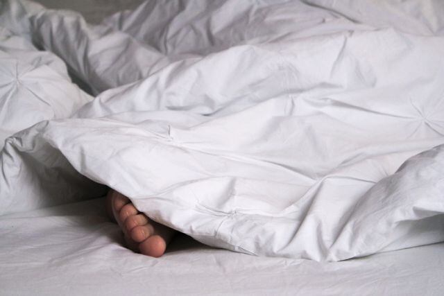 Ni muy frío, ni muy caliente, el pie afuera de la sábana regula nuestra temperatura