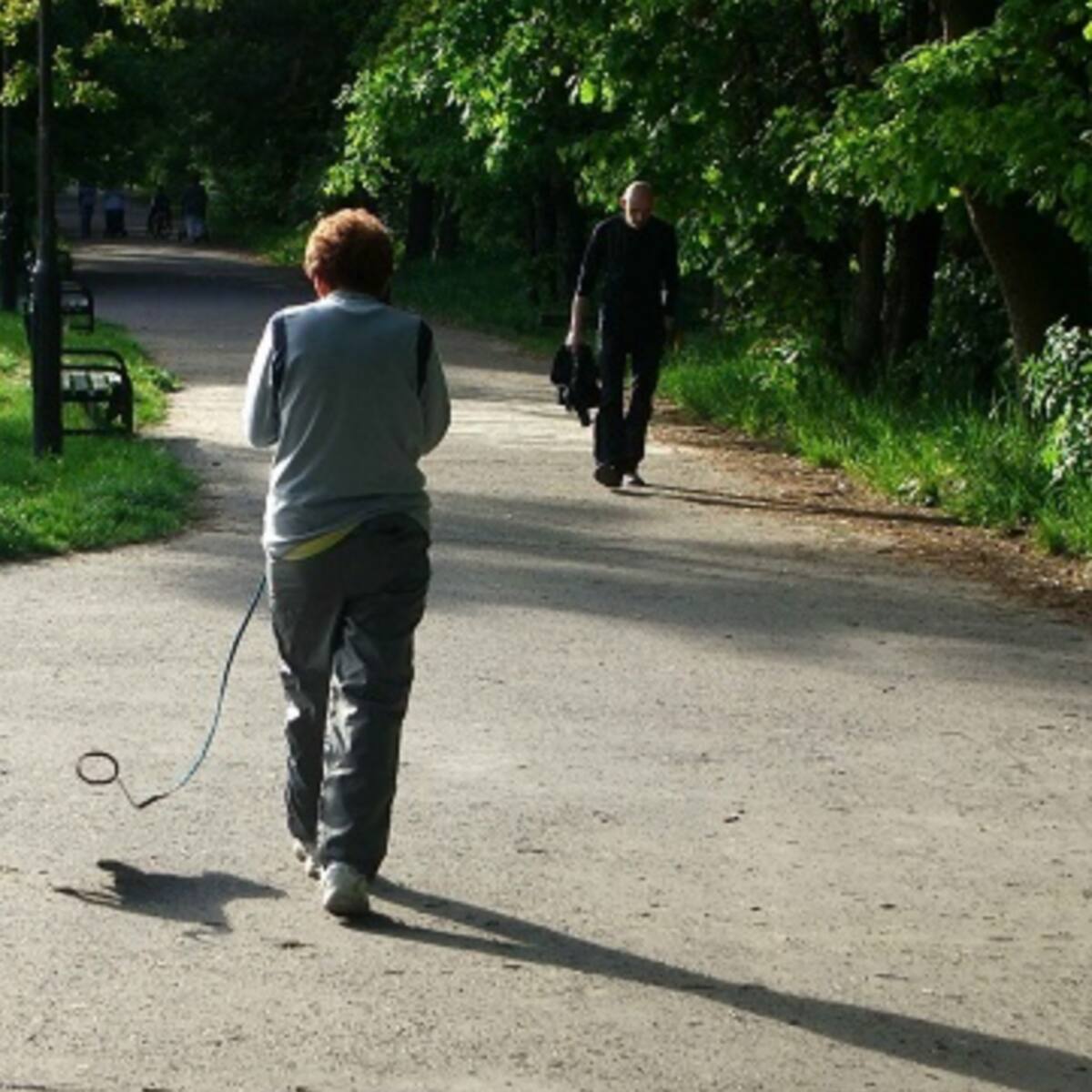 Hobby Dogging: ¿de qué va la tendencia viral de pasear perros invisibles que conquista TikTok?