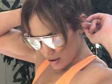 JLO presume sus atriburos en trajej de baño