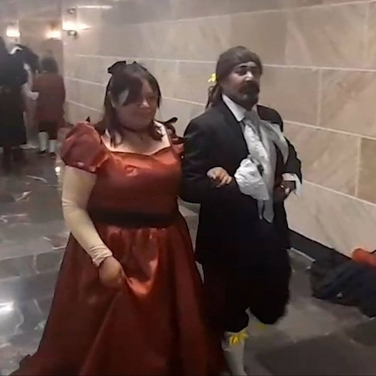 Así se vivió el evento viral de ir vestidos del Siglo XVI al metro Hidalgo