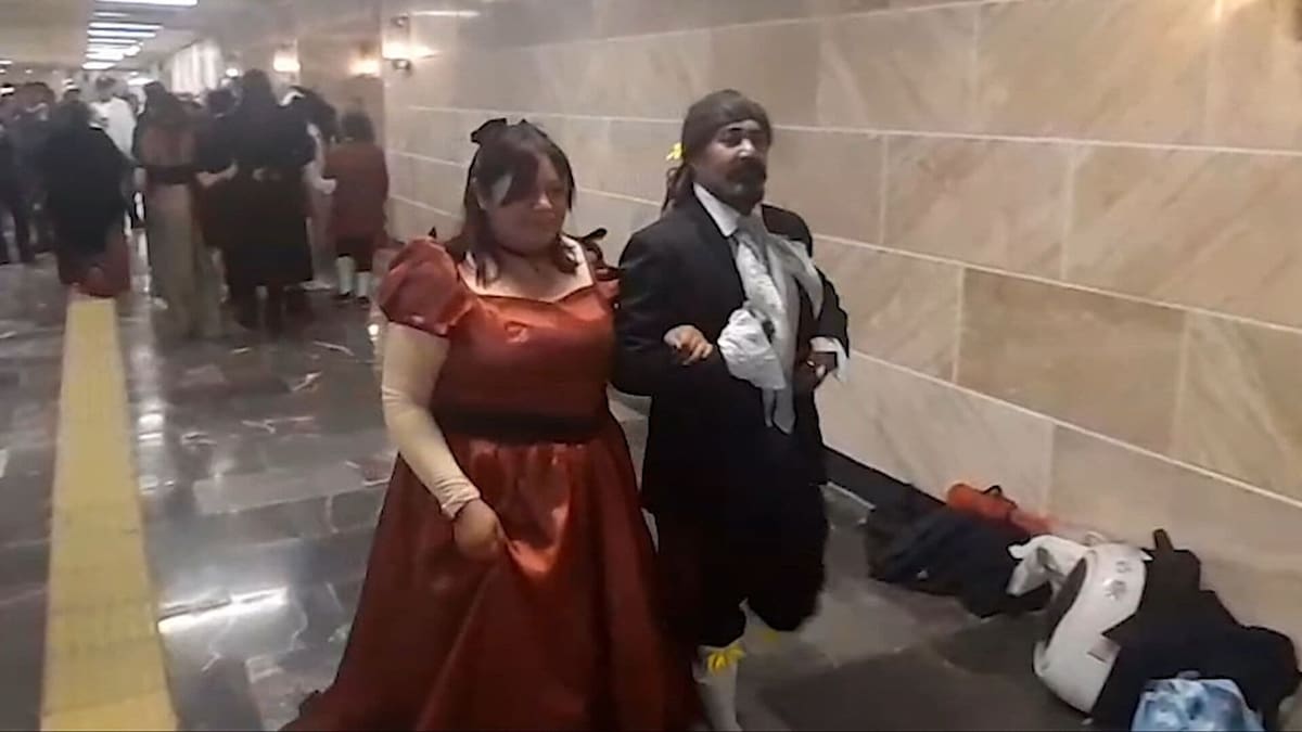 Así se vivió el evento viral de ir vestidos del Siglo XVI al metro Hidalgo