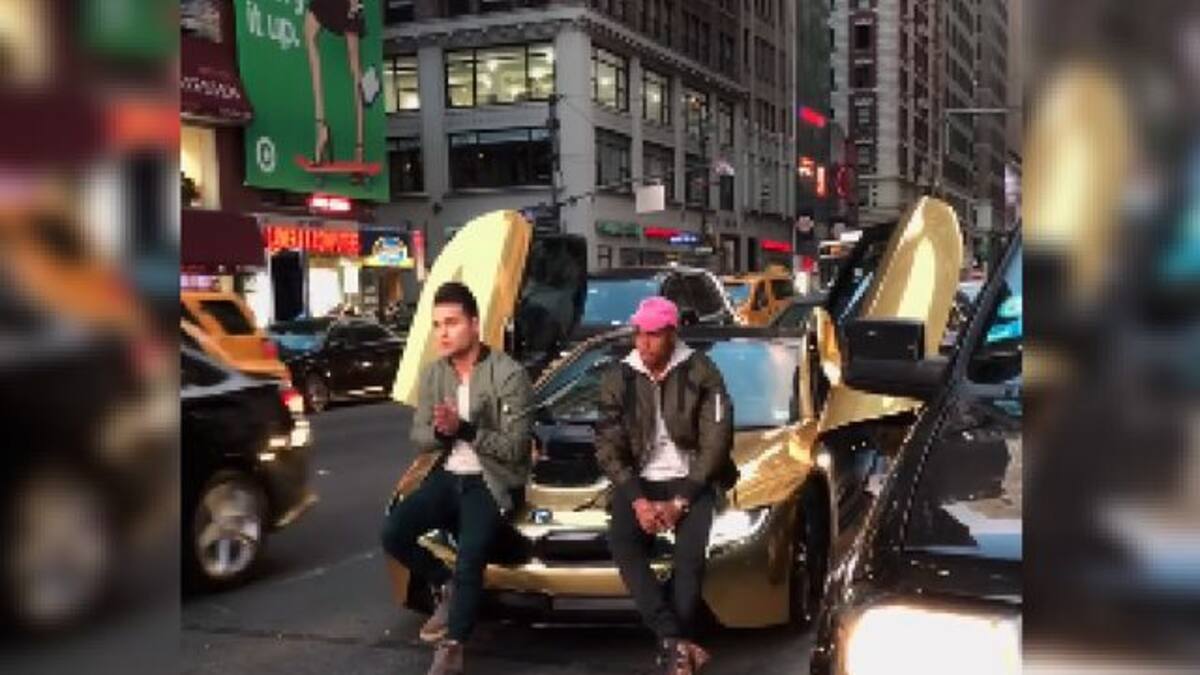 Un youtuber presume su lujoso auto en pleno tráfico y ¡crash!