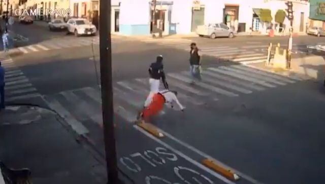Peatones tropiezan en ciclovía de calle en Puebla