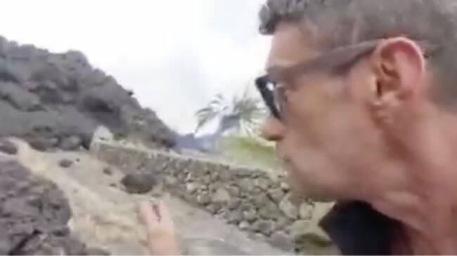 Critican a reportero por tocar piedra volcánica