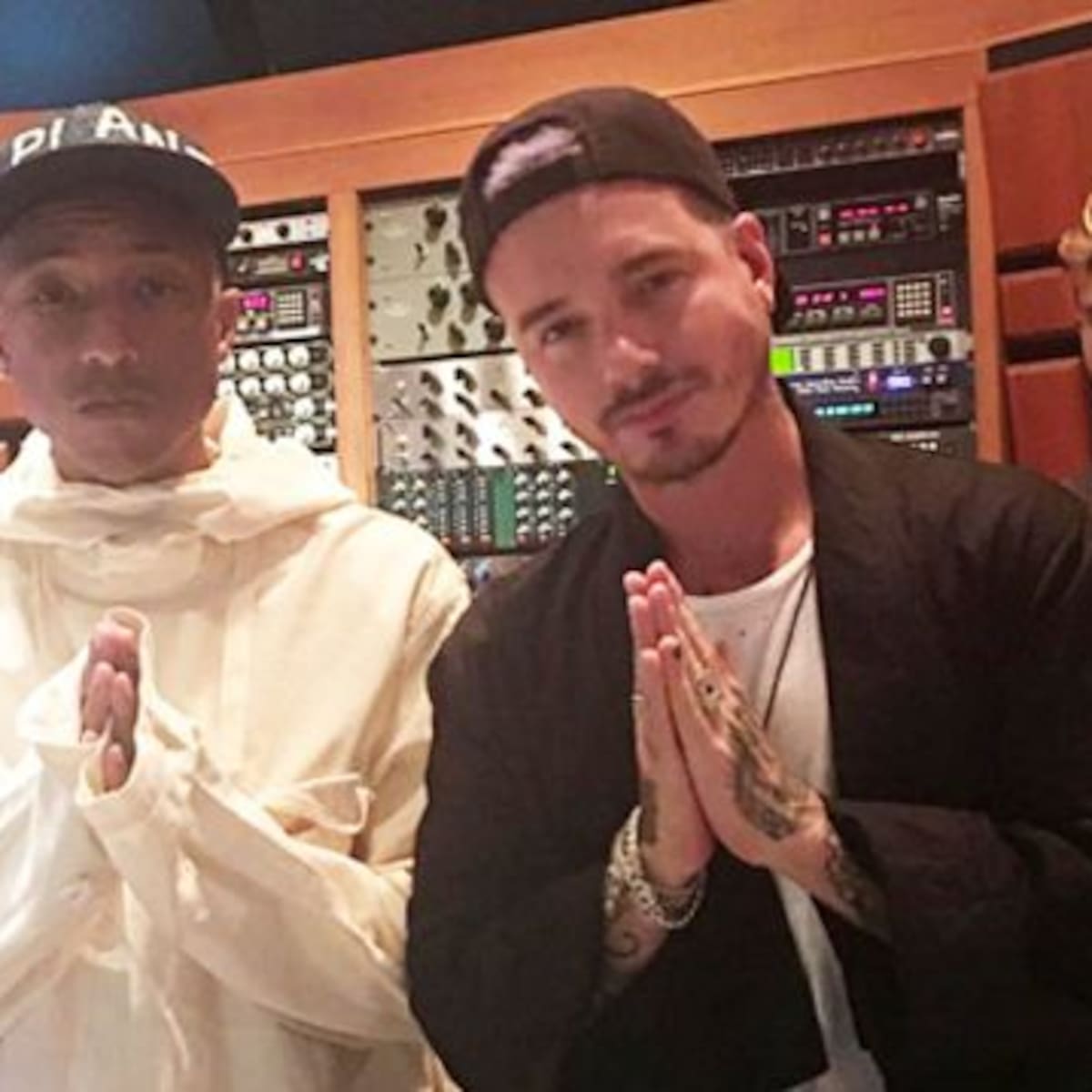 Pharrell Williams canta en español