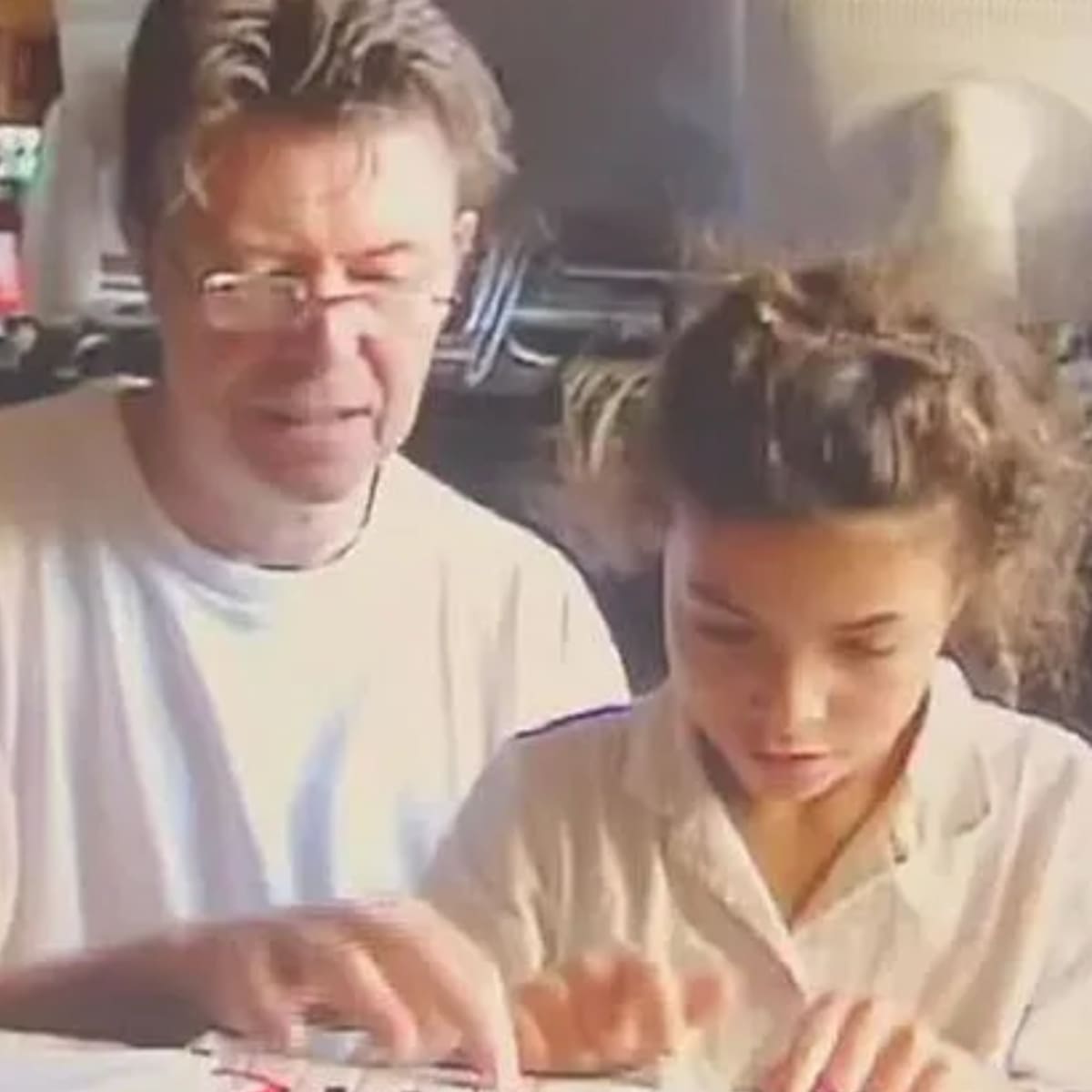 Alexandria Zahra Jones, hija de David Bowie, revela su batalla con adicciones y salud mental