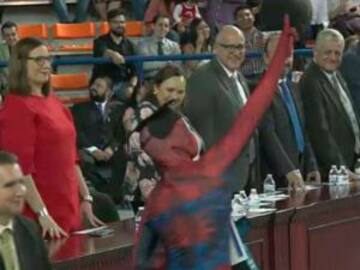 Se graduó disfrazado de 'Spiderman'