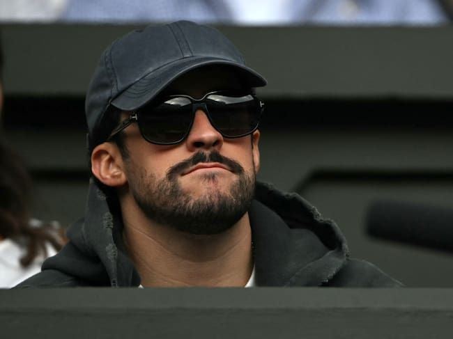 Bad Bunny observa cómo el chino Yibing Wu se enfrenta al serbio Novak Djokovic durante su partido de primera ronda del torneo individual masculino de tenis, en la primera jornada del Campeonato de Wimbledon de 2026, celebrado en el All England Lawn Tennis and Croquet Club de Wimbledon, al suroeste de Londres, el 29 de junio de 2026.