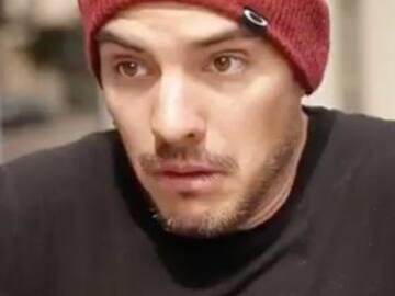 Vadhir Derbez se toma muy literal la canción de "Dura"