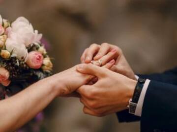 La verdadera razón de usar el anillo de bodas en el cuarto dedo