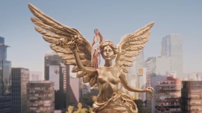 Shakira en el video de "Dai Dai"
