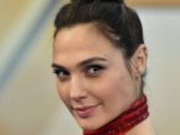 Gal Gadot posa topless